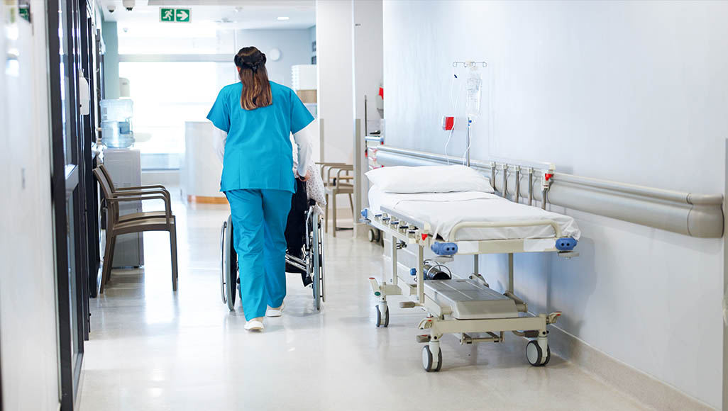 Mutélios augmentation des frais d'hospitalisation, infirmière avec un patient dans un hopital