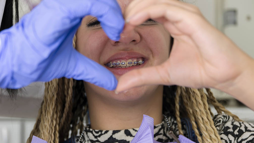 Mutélios le Mag Décryptage, jeune fille formant un coeur avec ses mains