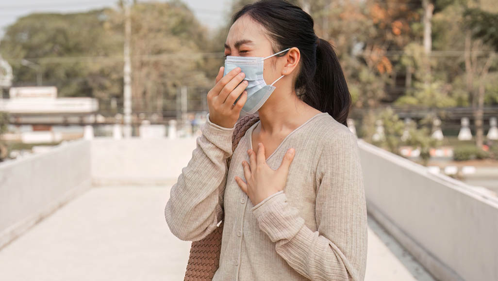 Mutélios Le Mag magazine, éco-anxiété, femme se tenant le visage avec un masque