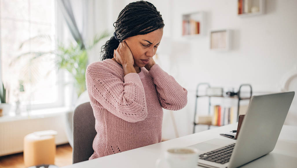 Mutélios Le Mag magazine 5 prévention, femme devant son ordinateur ayant mal au cou