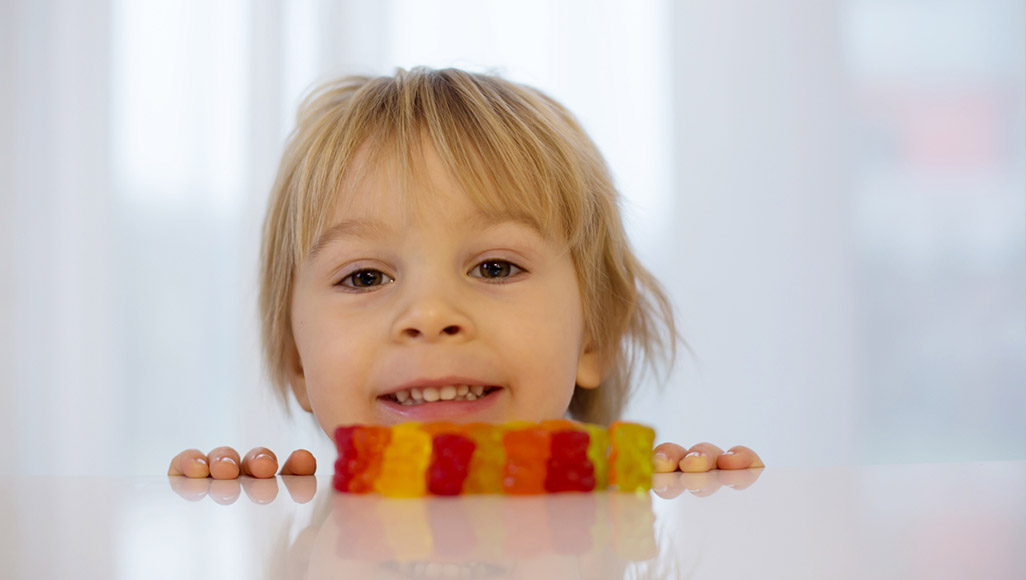 Mutélios Le Mag magazine, enfant devant des gummies