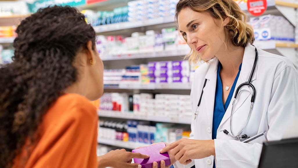 Mutelios le Mag 3, focus, femmes échangeant des médicaments dans une pharmacie