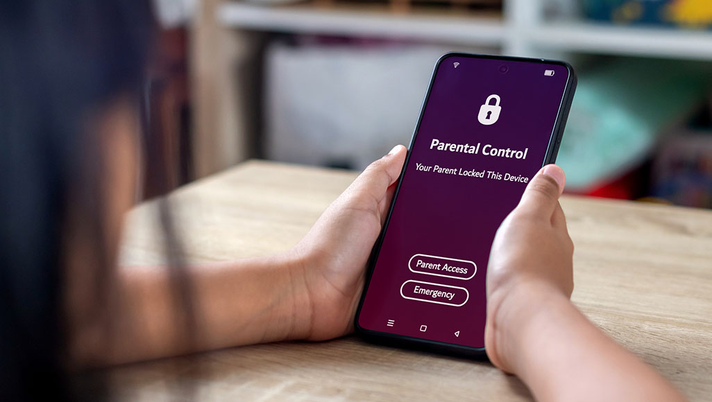 Mutélios Le Mag Online N°4 - Le + Mutélios parentech, femme tenant son portable, un application est ouverte