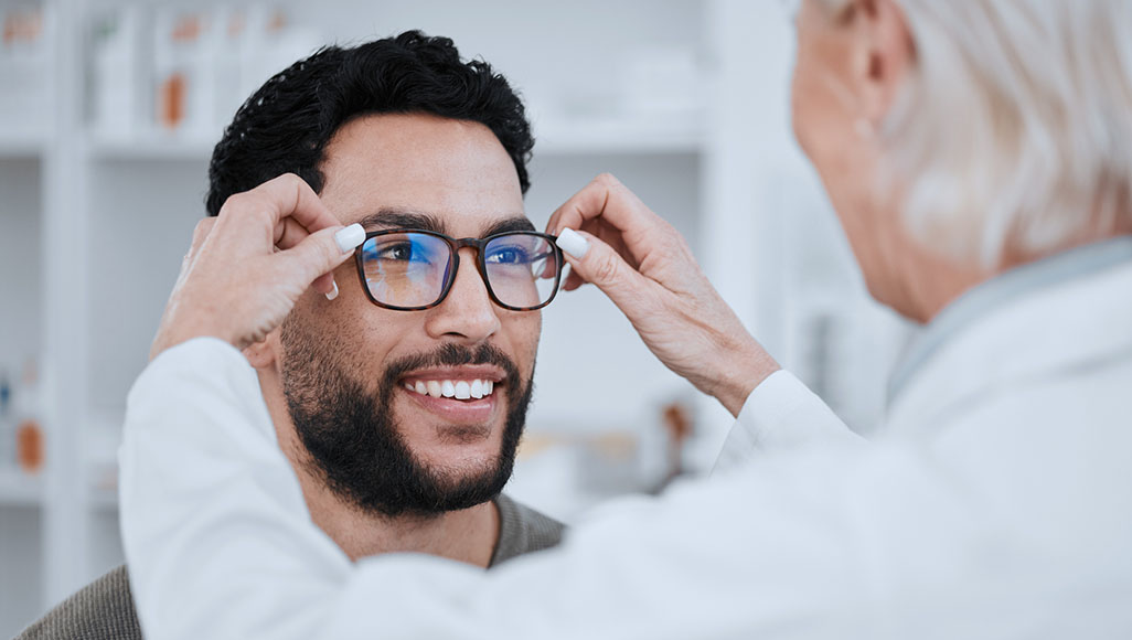 Mutélios le mag online, actu, homme essayant des lunettes