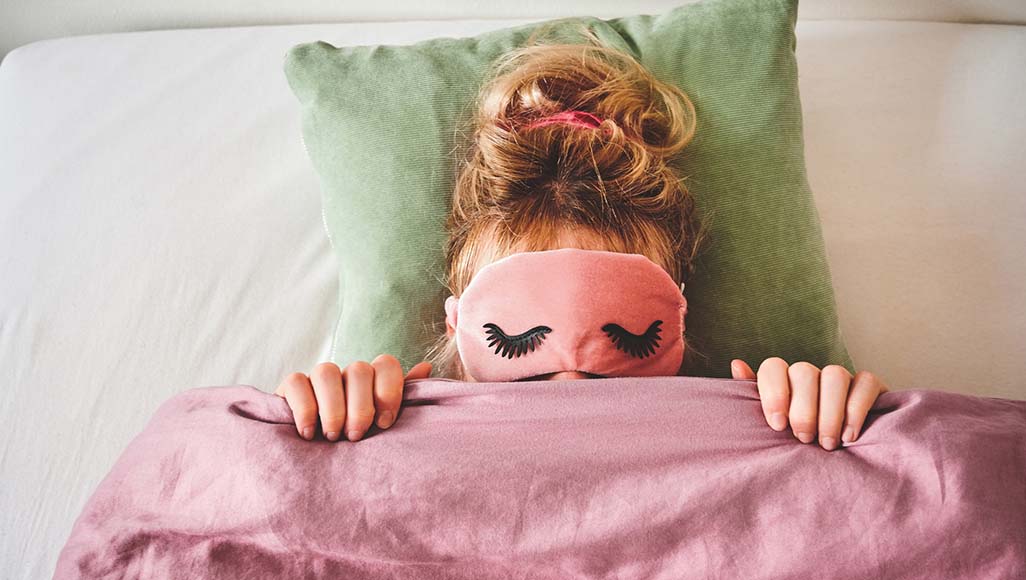 Mutélios Le Mag #4 - Décryptage le sommeil, un médicament pour rester en bonne santé, femme endormi avec un cache lumière