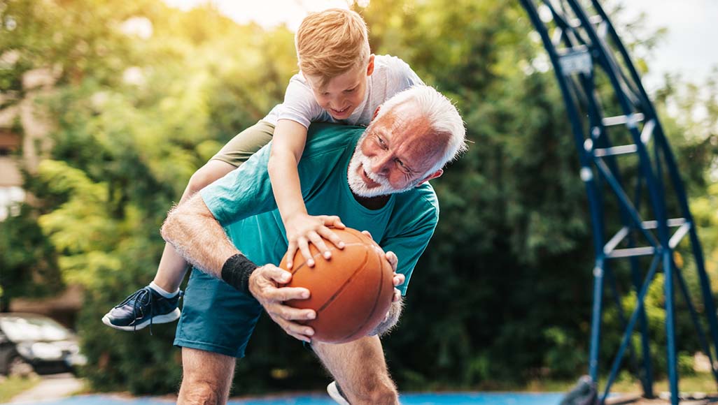 Mutélios Le Mag magazine prévention - sport en famille - grand père jouant au basket avec son petit fils
