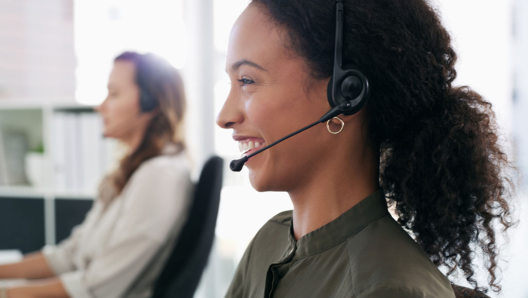 Mutélios le mag online relation adhérent, femme au téléphone pour le service client