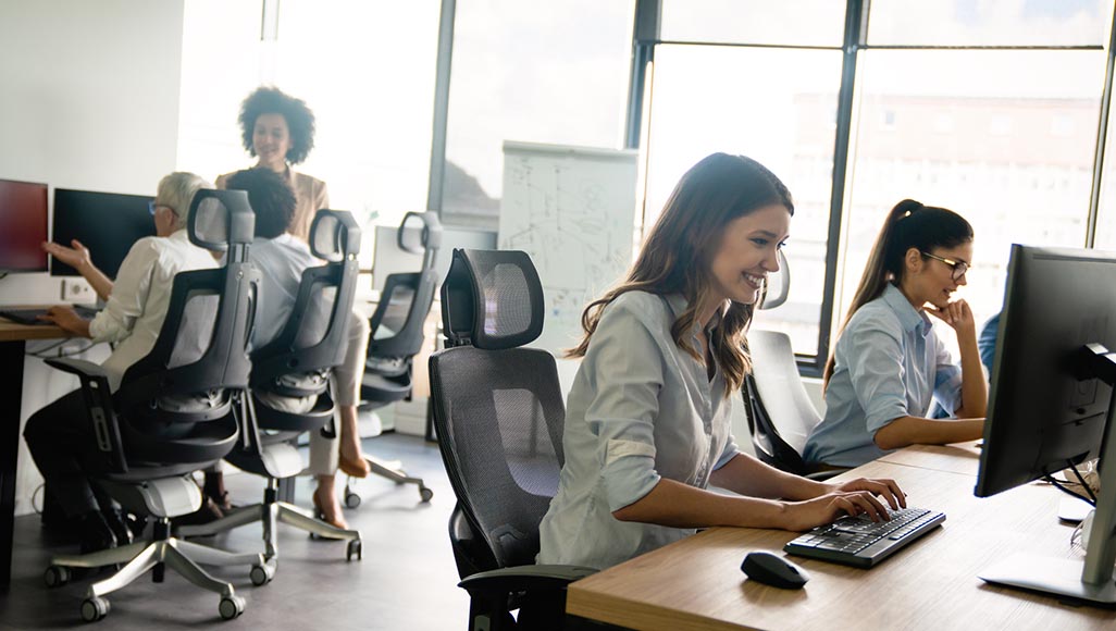 Mutélios Le Mag magazine, Mutélios et vous, pôle gestion, employés travaillant sur ordinateur