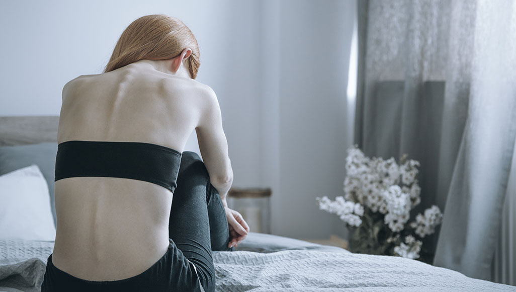 Mutélios Le Mag Online trouble comportemental alimentaire, femme maigre assise
