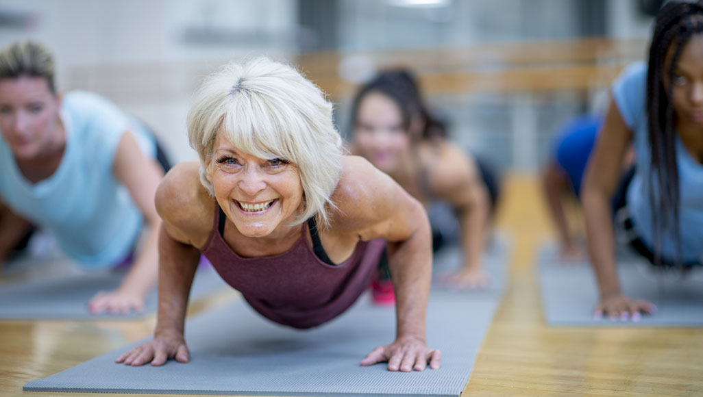 Mutélios prévention sport santé, femme pratiquant un sport en souriant