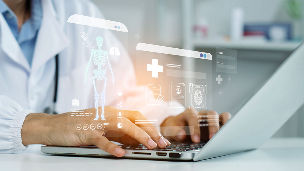 Mutélios Le Mag Online N°4 - Décryptage, Internet et intelligence artificielle : nos nouveaux médecins ? Pesonne tapant sur son ordinateur, affichant des informations médicales