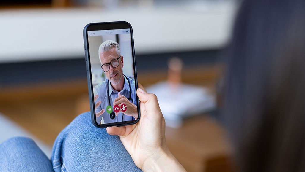 Mutélios Le Mag Online N°4 - Focus, télémédecine. Femme en visio avec son médecin