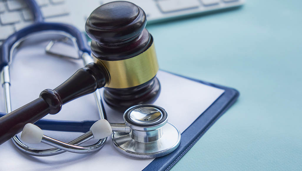 Mutélios, 5 impacts concrets sur votre mutuelle d’entreprise, marteau de jury avec stéthoscope