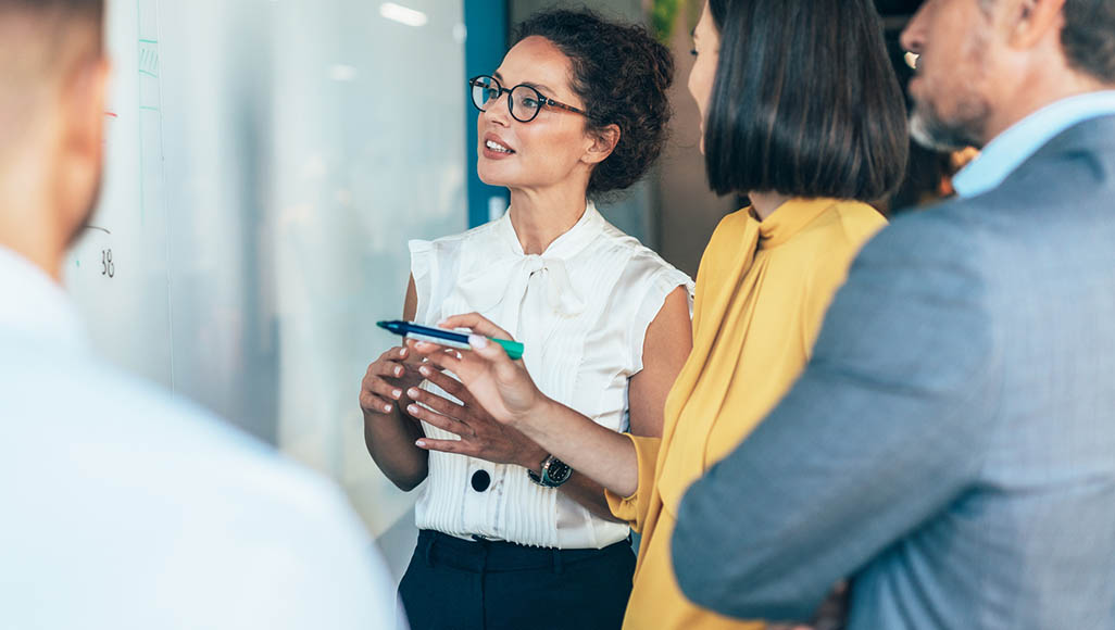 Mutélios, Prévoyance collective : un enjeu social majeur pour les TPE et PME, groupe de personne en entreprise écoutant une femme qui présente quelque chose