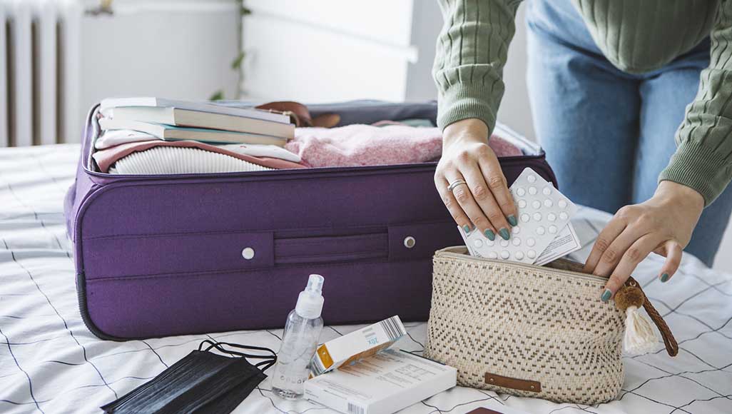 Mutélios comment conserver vos médicaments, femme préparant son sac de voyages avec ses médicaments