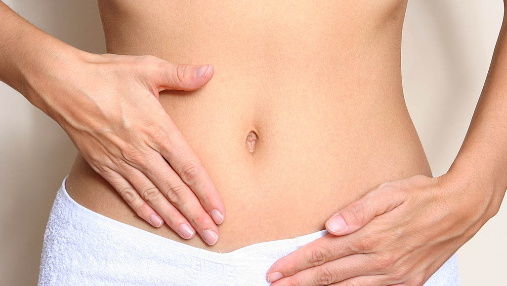 Mutélios endométriose, femme se tenant le ventre