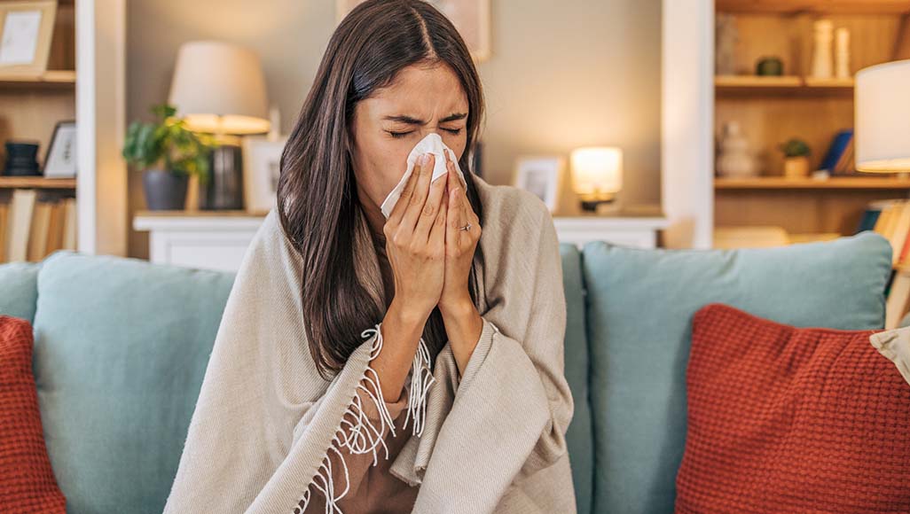 Mutélios stop au rhume, femme malade se mouchant