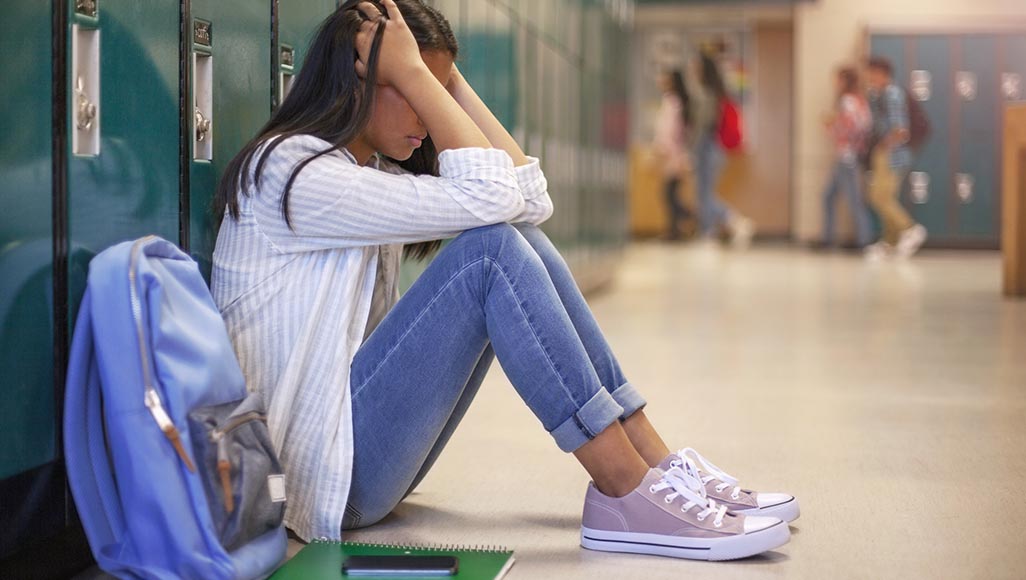 Mutélios santé mentale adolescent, jeune fille triste assise