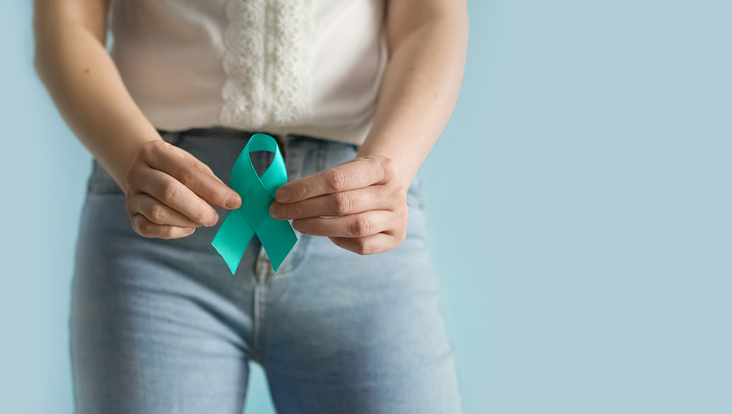 Mutélios septembre rose, femme portant le ruban turquoise symbole des cancers gynécologiques