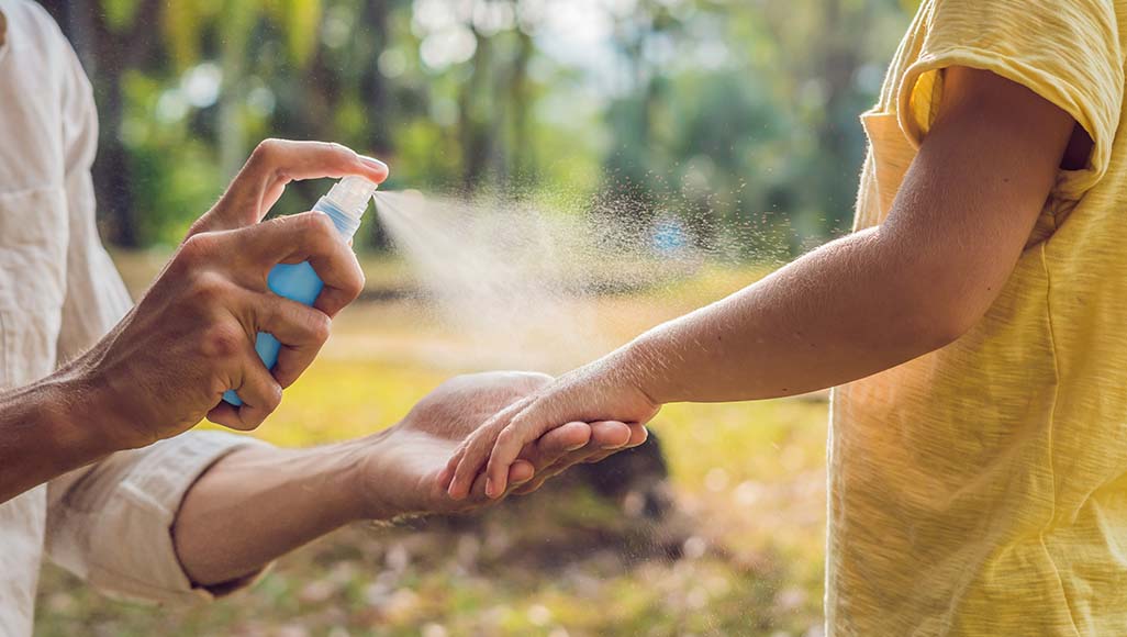 Mutélios activité extérieur personnes utilisant un spray anti moustiques