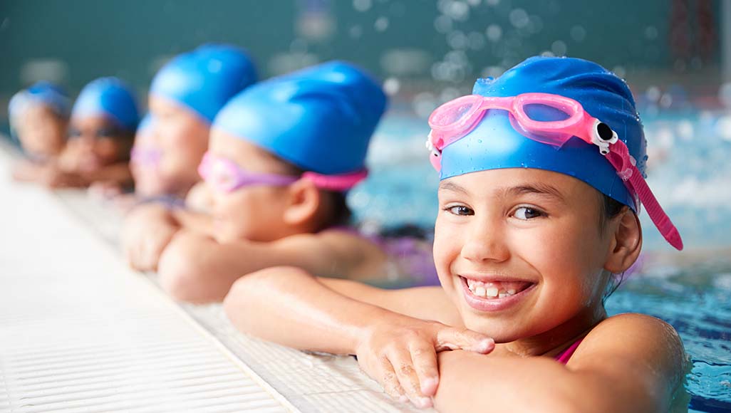 Mutélios sport enfant, enfants sur le bord d'une piscine