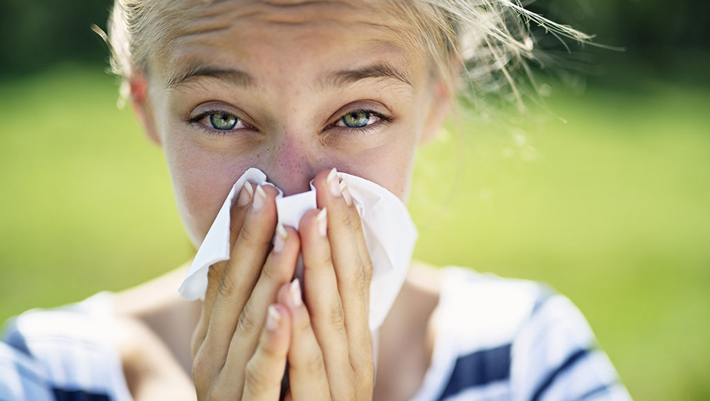 Mutélios solutions allergies saisonnières, femmes se mouchant