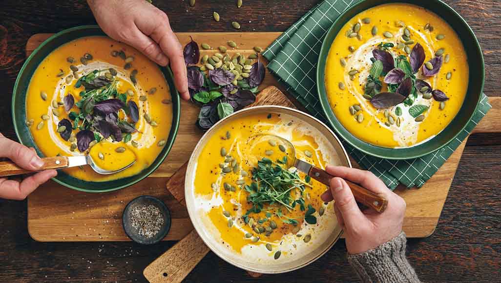 Mutélios quoi mettre dans son assiette en hiver, trois assiettes de soupe orange et légumes