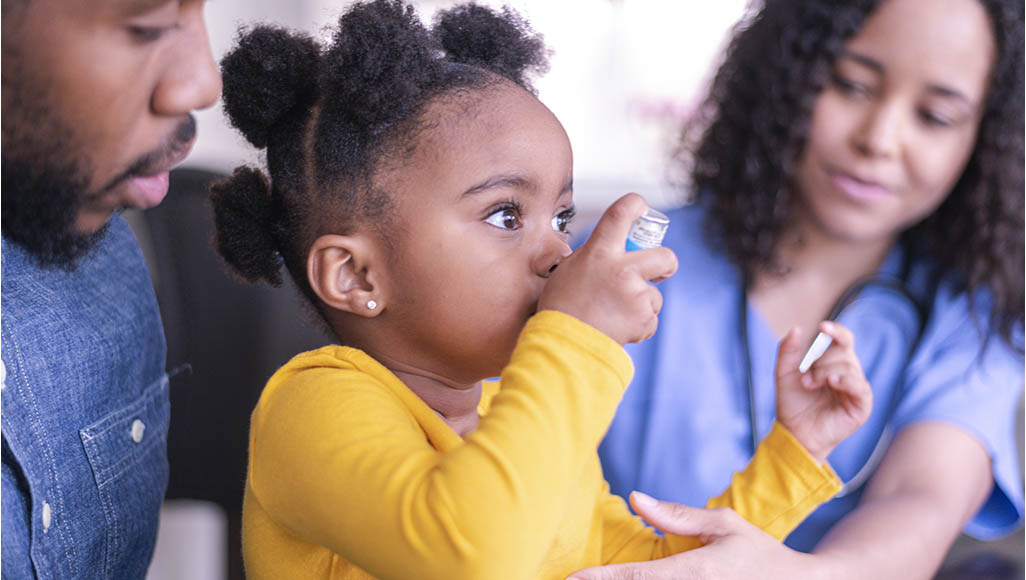 Mutélios asthme, enfant tenant un inhalateur