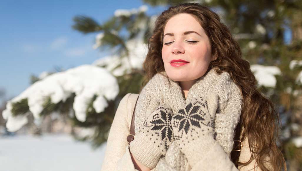 Mutélios belle peau hiver femme dans un paysage enneigé