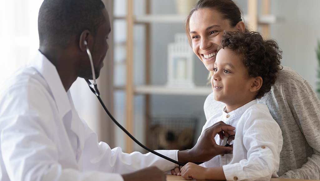 Mutélios bilan santé enfant, enfant passant un examen de santé chez le médecin