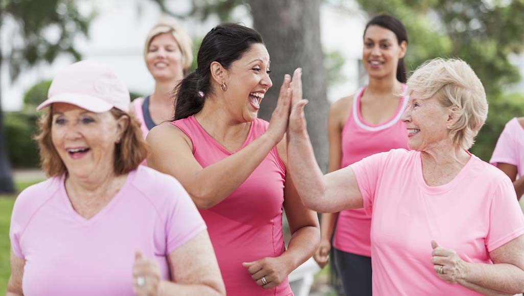 Mutélios vivre après le cancer du sein, femmes en rose rigolant ensemble
