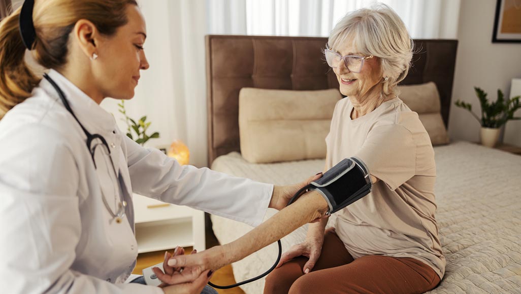 Mutélios maladies cardiovasculaires chez la femme, femme prenant la tension d'une autre femme