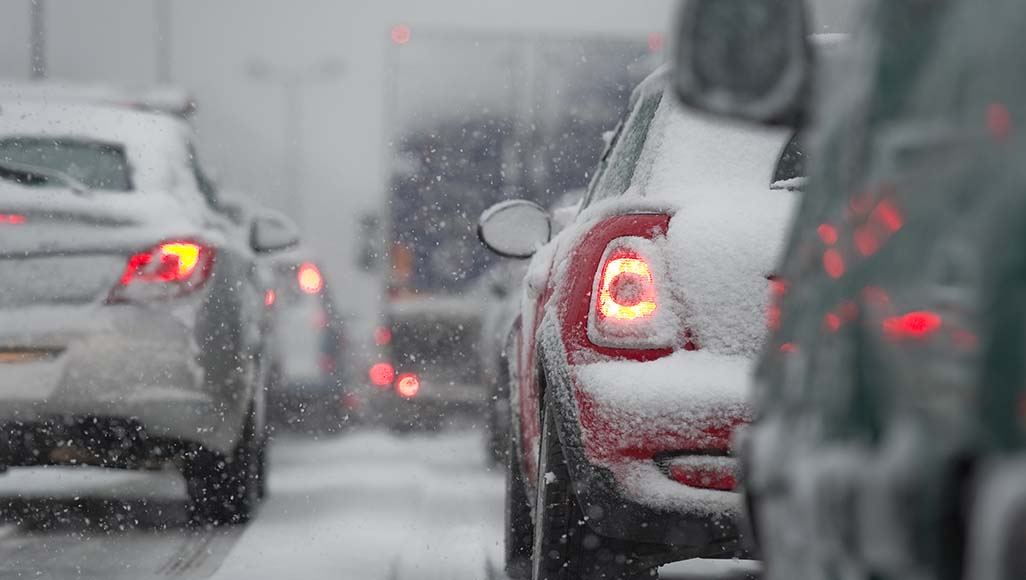 Mutélios conduite hiver, voitures embouteillées dans la neige