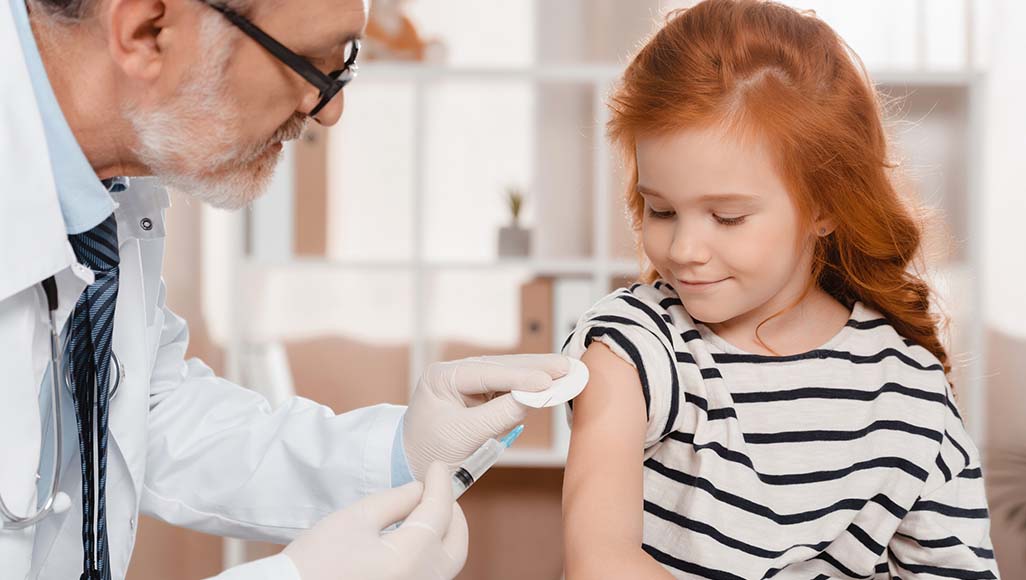 Mutélios coqueluche et rougeole, petite fille se faisant vacciner