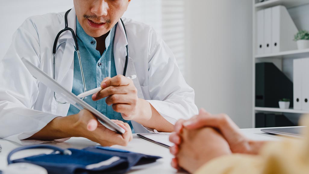Mutélios dépassements honoraires, médecin consultant un patient