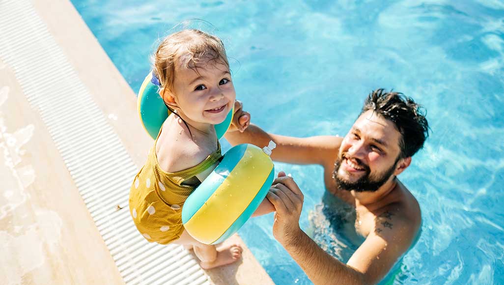 Mutélios dangers baignades enfant au bord de la piscine avec brassards