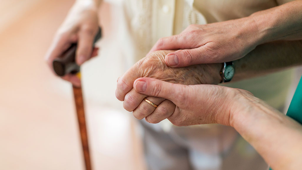 Mutélios Ehpad, femme tenant la main d'une personne âgée