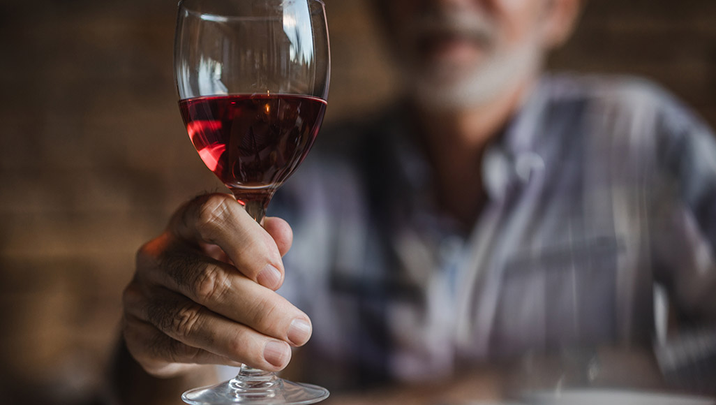 Mutélios agressent foie, homme tenant un verre de vin