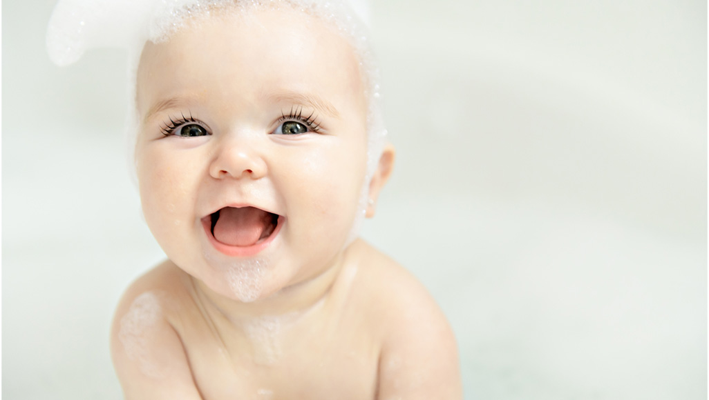 Mutélios hygiène enfant, bébé dans un bain souriant