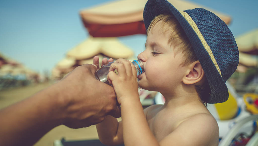 Mutélios insolation enfant, enfant s'hydratant