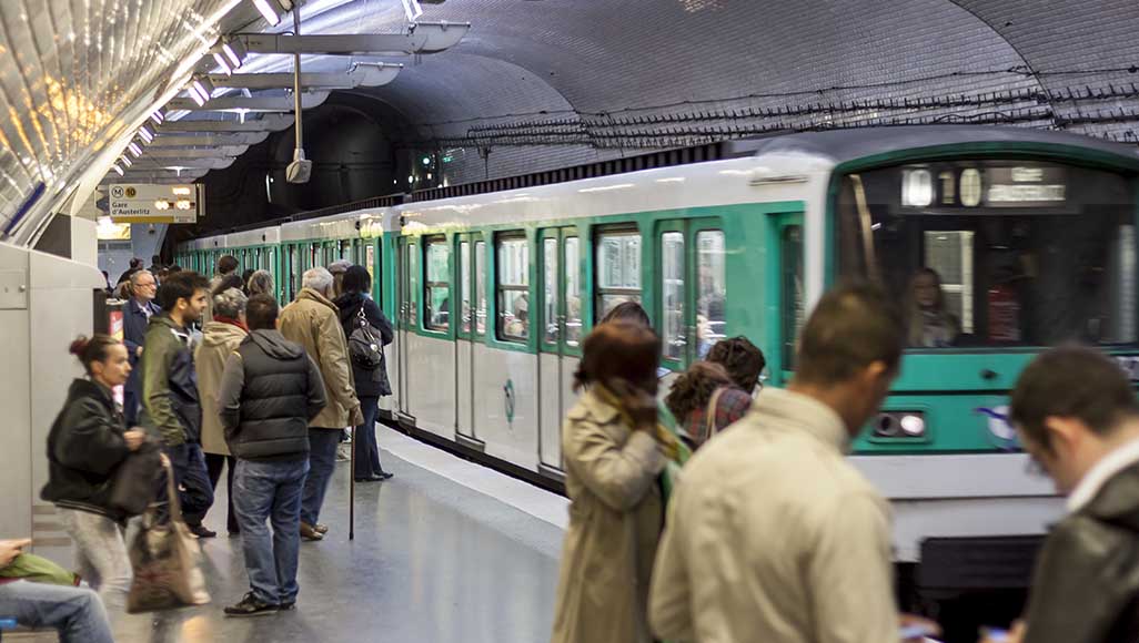 Mutélios métro et lexomil, personnes sur un quai attendant le métro