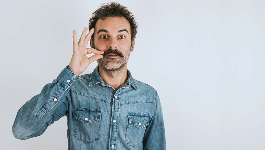 Mutélios Movember mois de la moustache homme tenant sa moustache