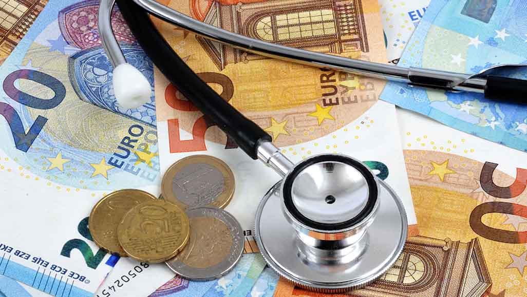 Mutélios remboursement mutuelle, stéthoscope avec des billets
