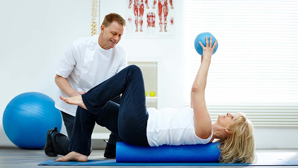 Mutélios activité physique médicaments, femme pratiquant un sport avec une balle encadré par un spécialiste