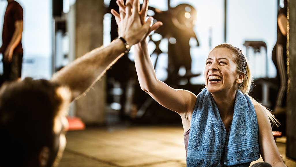 Mutélios reprise du sport, femme souriante se motivant en salle de sport