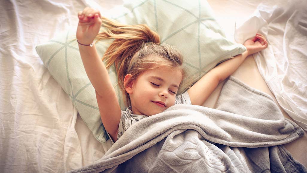 Mutélios rythme sommeil rentrée, enfant s'étirant dans le lit au réveil