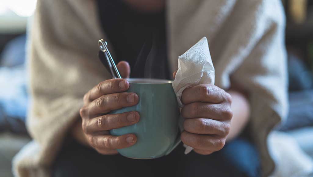 Mutélios, Soignez votre rhume plus vite que l'éclair, personne tenant une tasse