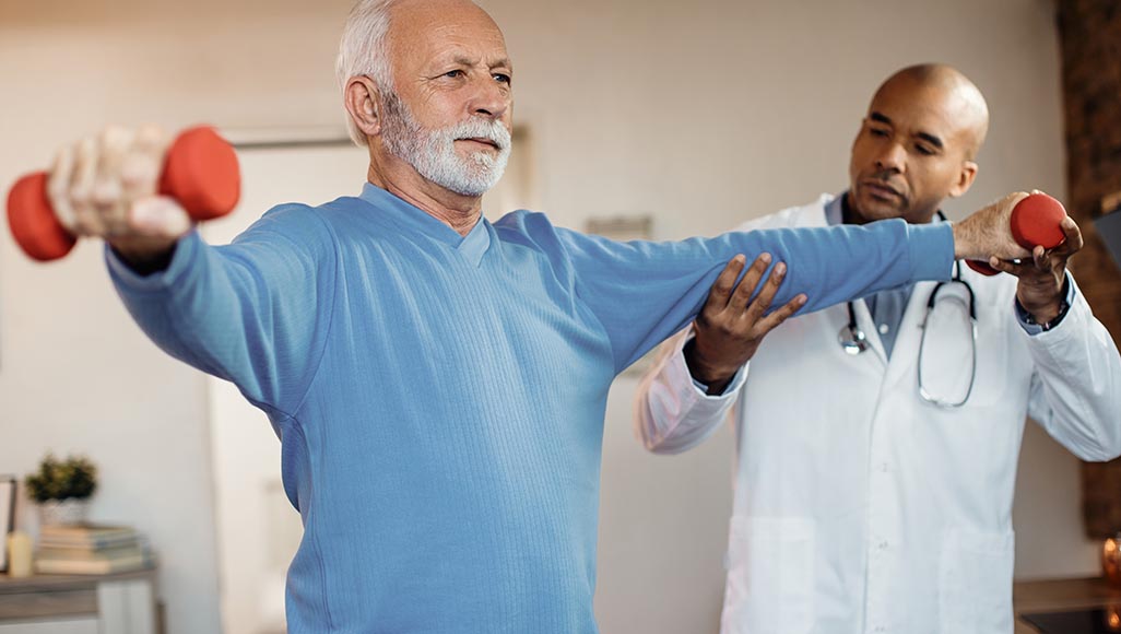Mutélios sport sur ordonnance, praticien examinant son patient 