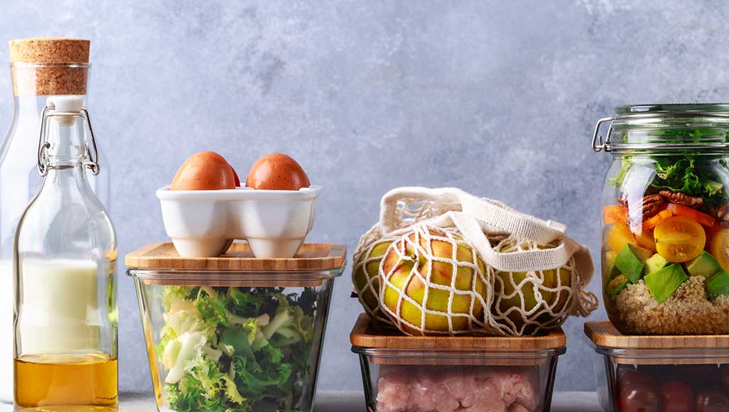 Mutélios toxiques dans la cuisine, boites et bouteilles contenants des aliments