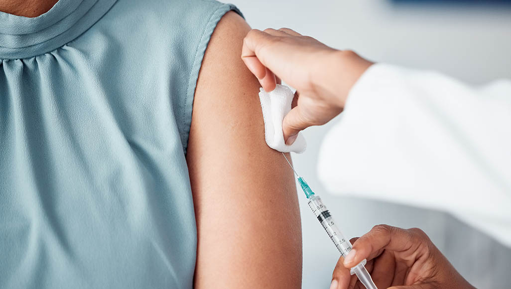 Mutélios vaccins obligatoires, médecin administrant un vaccin à un adulte
